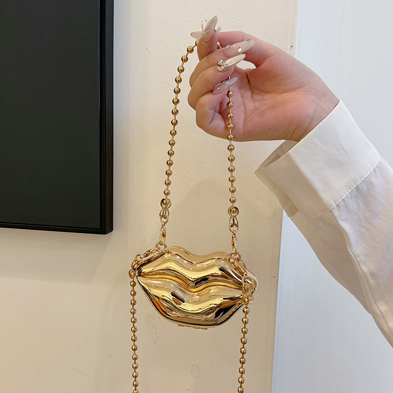 Linda fragancia pequeña personalidad labios metálicos mini cadena para mujer pequeña bolsa cuadrada 24 verano nuevo bolso de mensajero de un solo hombro