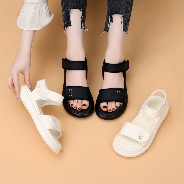 Dulces sandalias de dedos abiertos para mujeres 2026 verano nuevo estilo universal y ligero con suela suave estudiantes cómodos zapatos de playa planos