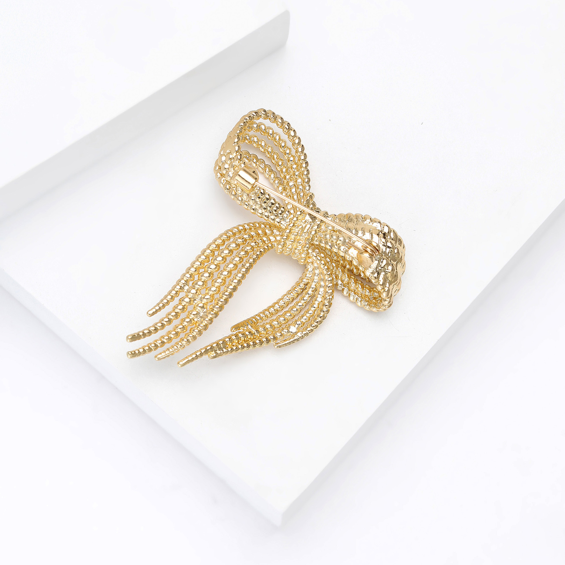 High-grade Elegant Alloy Enamel Hollow Rope Bow Brooch Exquisite Women's Clothing Corsage Jewelry Pin