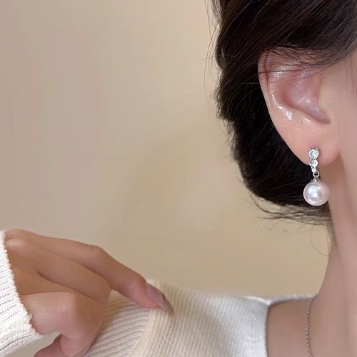 French pearl earrings new 2024 hot style light luxury high-end temperament earrings retro small fragrance simple earrings