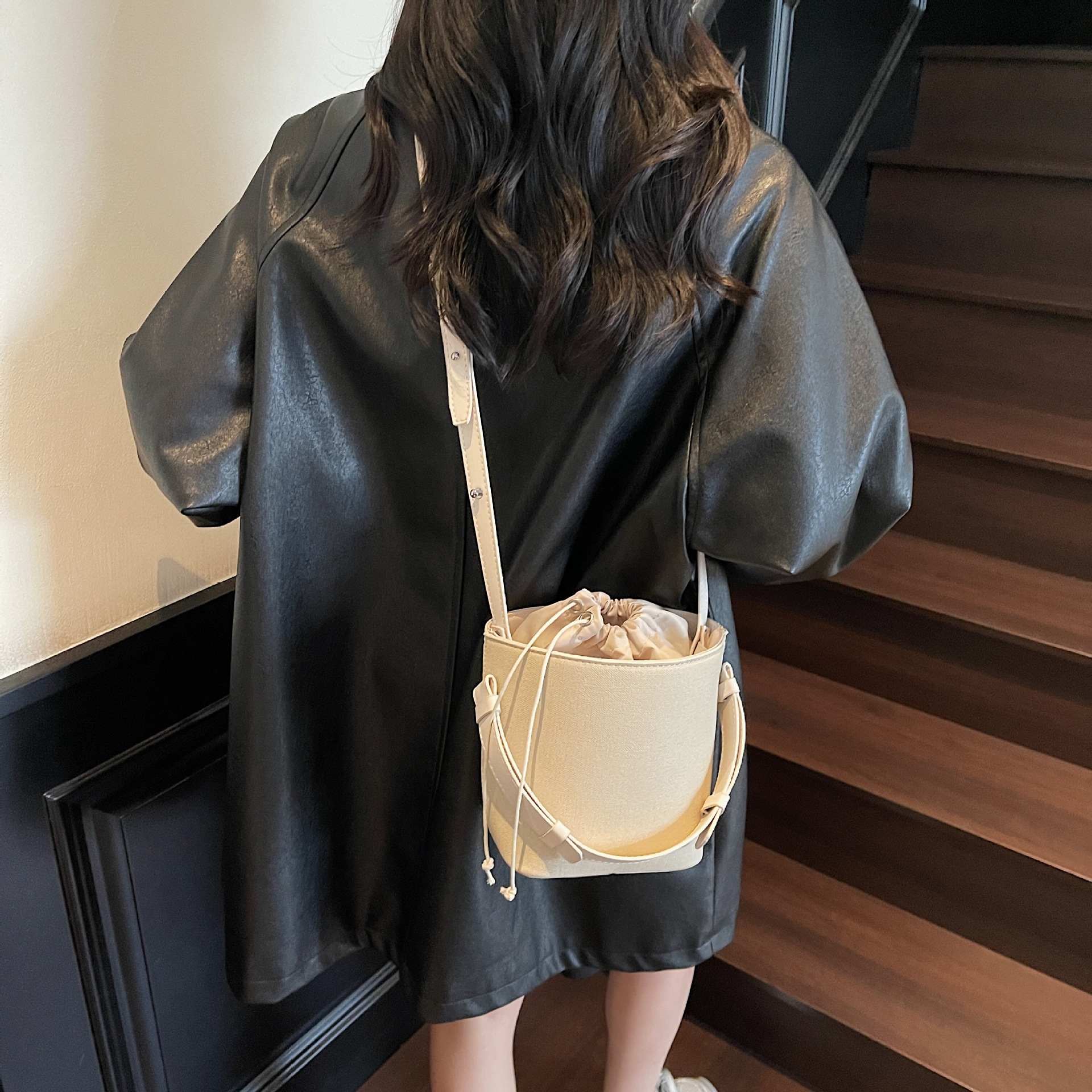 2025 nueva bolsa de cubo de lona de color de contraste para mujeres de alto nivel nicho de diseño de viaje de hombro portátil bolso de mano