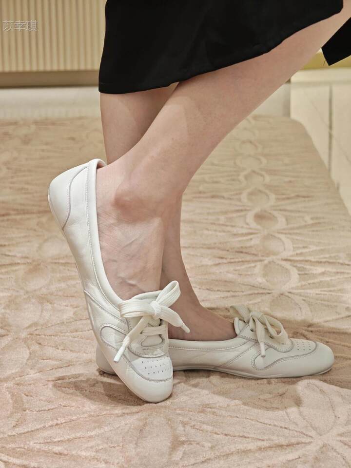 Giày búp bê nữ da cừu cổ thấp đế bằng buộc dây phong cách retro — Bạc, hàng có sẵn, Màu nude, hàng có sẵn, Màu trắng kem, hàng có sẵn chi tiết 4