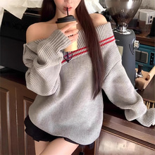 设计感一字肩毛衣女款2025新款秋冬穿搭斜肩上衣宽松高级感针织衫
