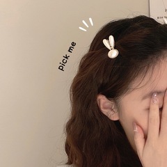 ウサギの真珠のヘアピンの女性のサイドクリップの頭飾り前髪クリップの額が粉々になっています。