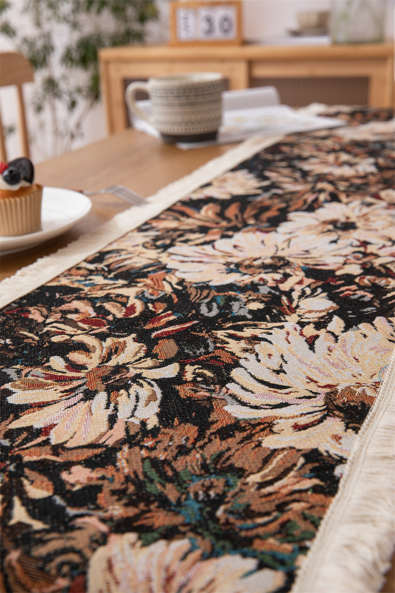 Chemin de table jacquard avec motif marguerites et pompons déco_voghion.com