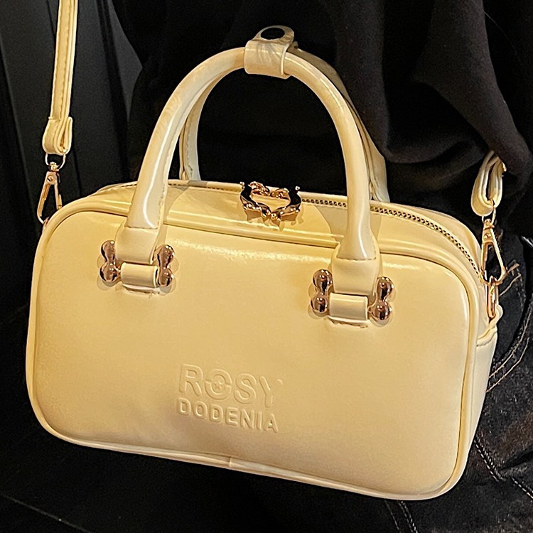 Bolsas de mano de moda populares para mujeres 2026 primavera nuevo estilo coreano sensación diaria bolsas de hombro para trabajar bolsas de viaje