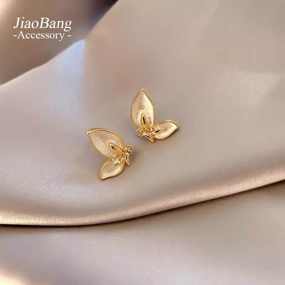 Fashionable sophisticated small agile elegant earrings with zircon