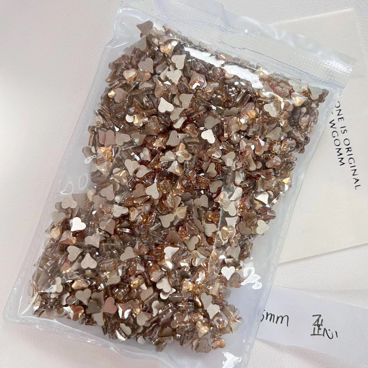 샴페인 플랫 바텀 모양의 다이아몬드-비어진 하트