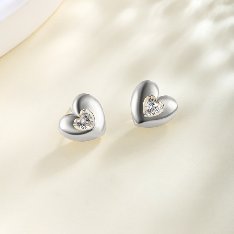 Xuping coreano simple delicado pequeño amor orejetas de cobre aleación de silicio de silicio piedra temperamento corazón pendientes de orejetas para mujeres