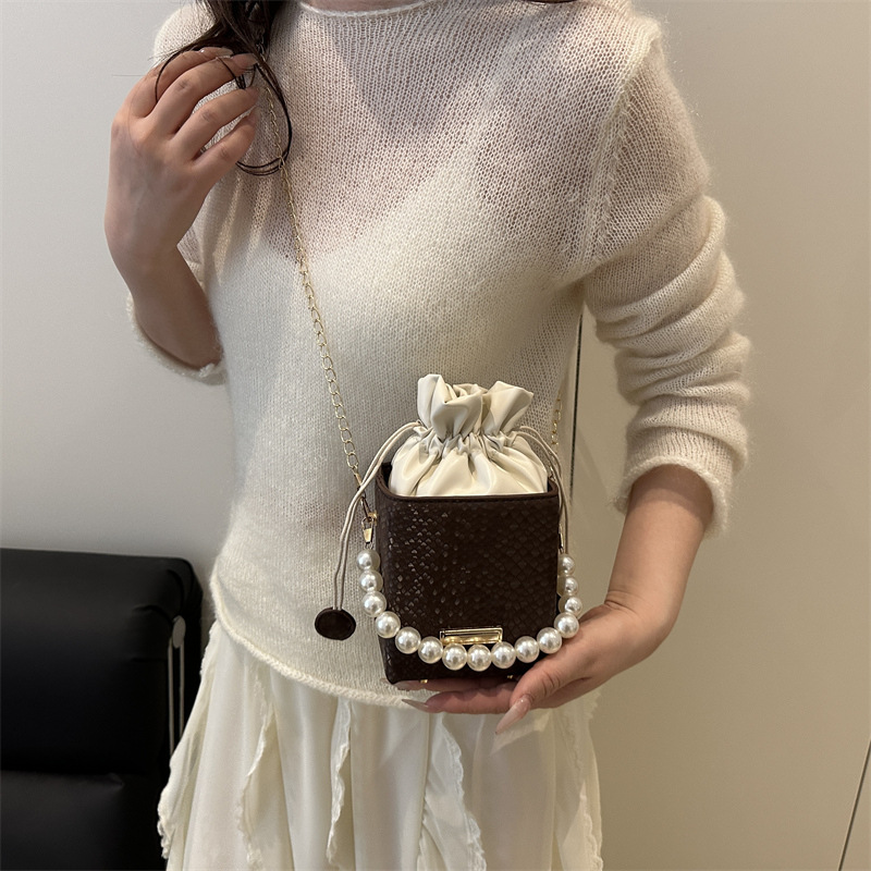 Borsa a tracolla casual leggera di lusso all'ingrosso alla moda di nicchia con perle da donna, modello secchiello, primavera 2025_voghion.com