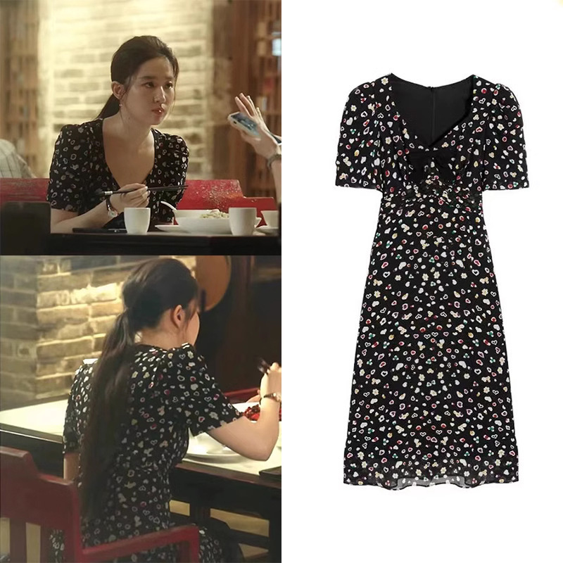 Go to the fashionable place Xu Hongdou Liu Yifei same style female summer French black V-neck puff sleeve dress floral Go to the fashionable place Xu Hongdou Liu Yifei same style female summer French black V-neck puff sleeve dress floral