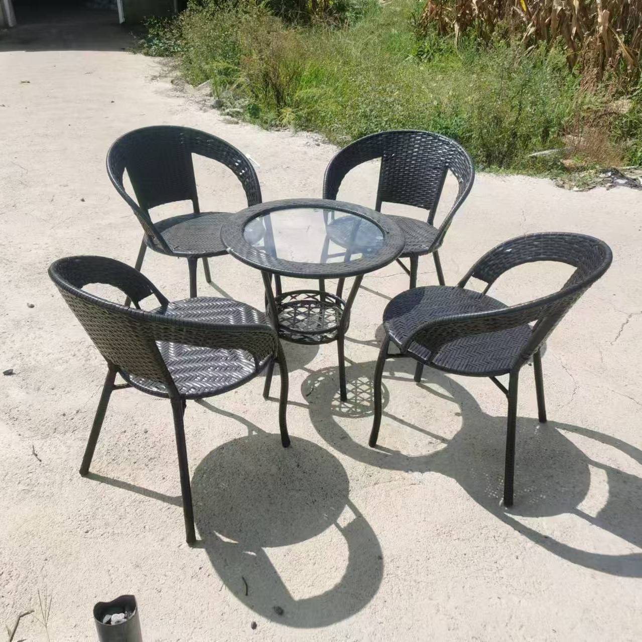 검은색 세면대 의자, 의자 4개, 테이블 1개