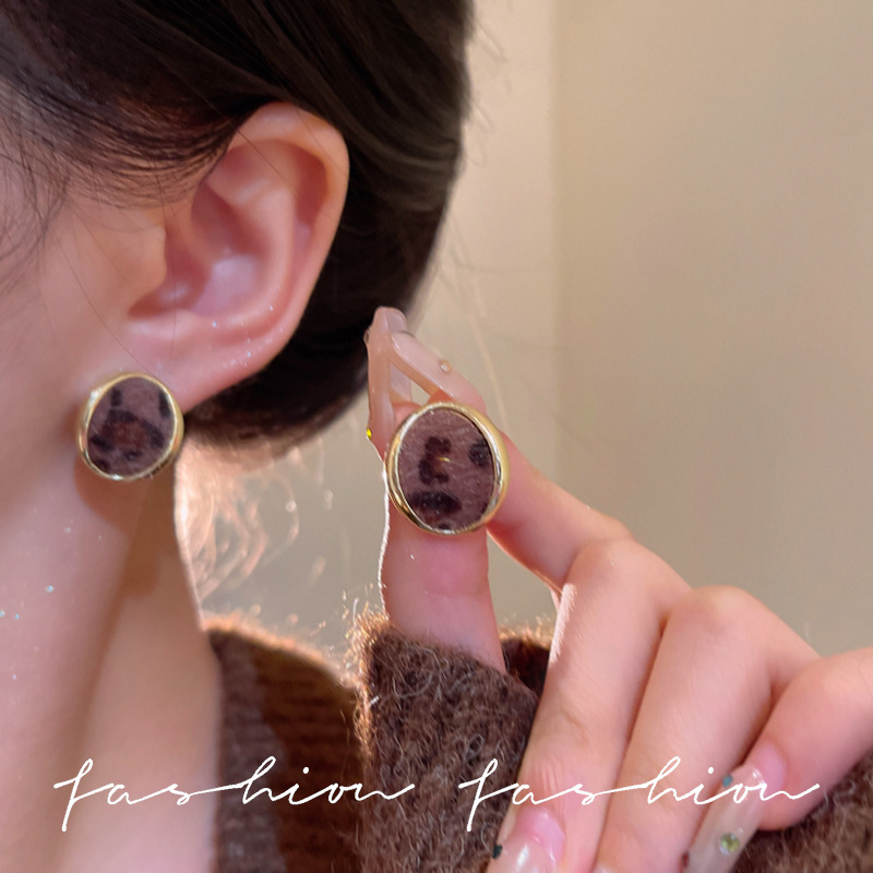 Orecchini vintage con stampa leopardata floccata, orecchini a perno unici e di tendenza per donne, design di nicchia, orecchini autunno inverno con un_voghion.com