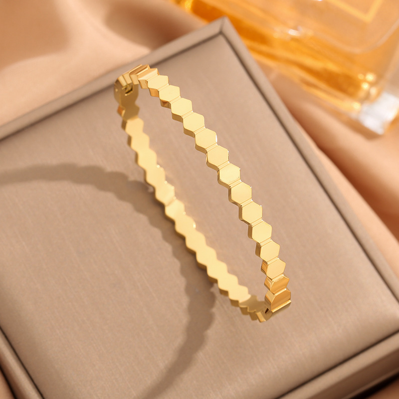 Honeycomb Titanium Steel Bracelet Ins Niche Design 2023 New Trendy Accessible Luxury Elegant Popular Hot Style Hand Jewelry