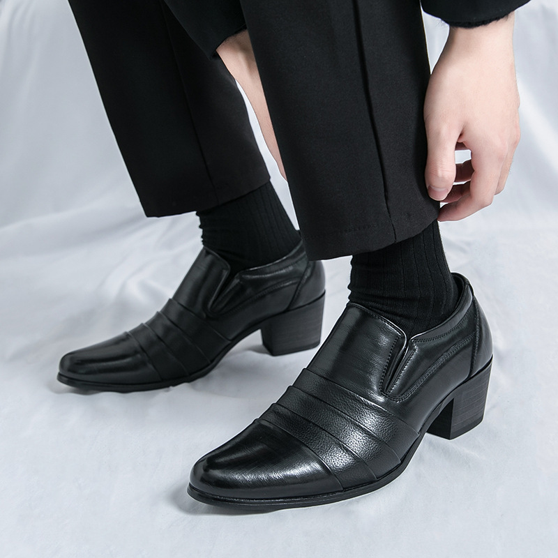 Zapatos de cuero formales de realce interior para hombre 2025 primavera y otoño nuevo estilo británico tacón alto punta puntiaguda suela blanda cubierta de zapatos de hombre joven de corte bajo