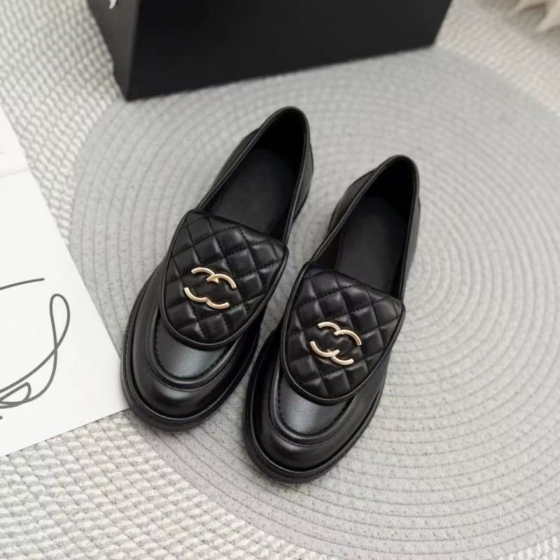 Qadın dəri loafer ayaqqabısı, qalın altlıq, metal toqqa
