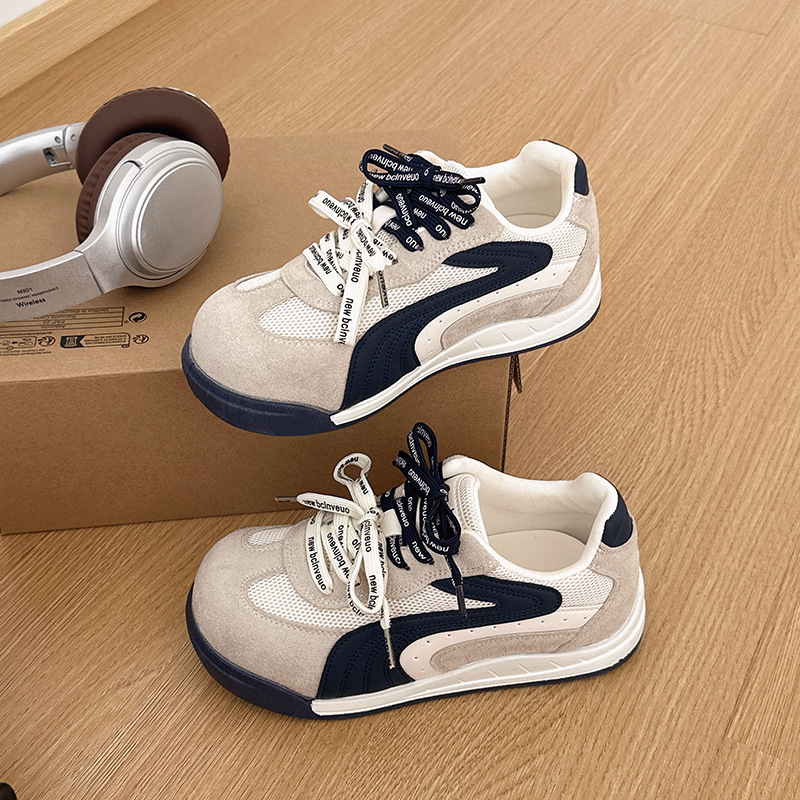 Zapatos de mujer de malla retrógrados ligeros con suela suave mostrando pies pequeños 2026 zapatos deportivos de otoño con cordones dobles con suela gruesa y transpirables zapatos de entrenamiento