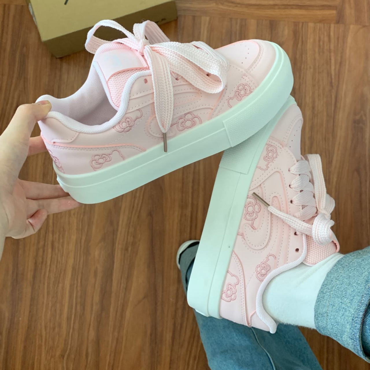 Zapatos blancos de primavera y otoño de 2025 nuevos nichos de diseño de moda zapatos de skate para mujeres cómodos zapatos de pan de Harajuku