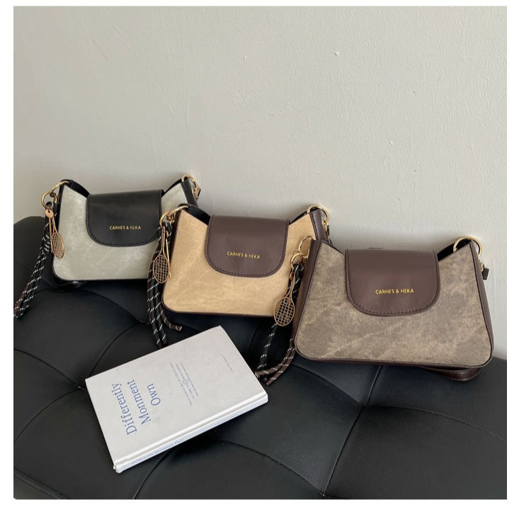 Textura de mujer mochila casual 2025, nuevo paquete de hombro de moda de primavera coreana simple empalme bolso debajo de la axila