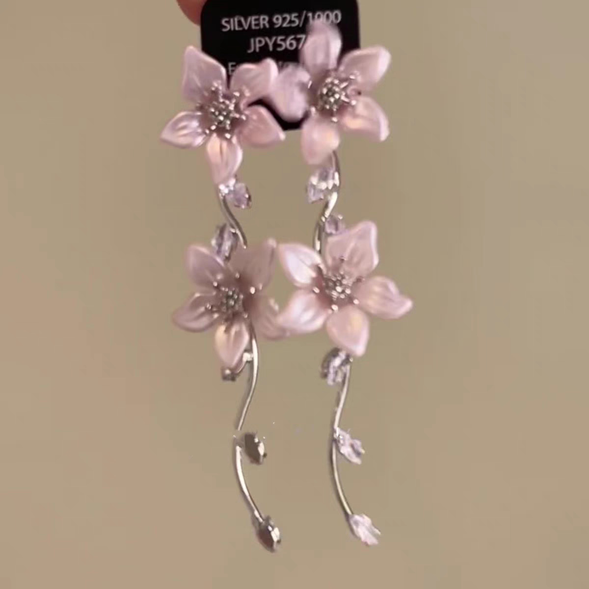 Cute fresh sophisticated elegant earrings with zircon