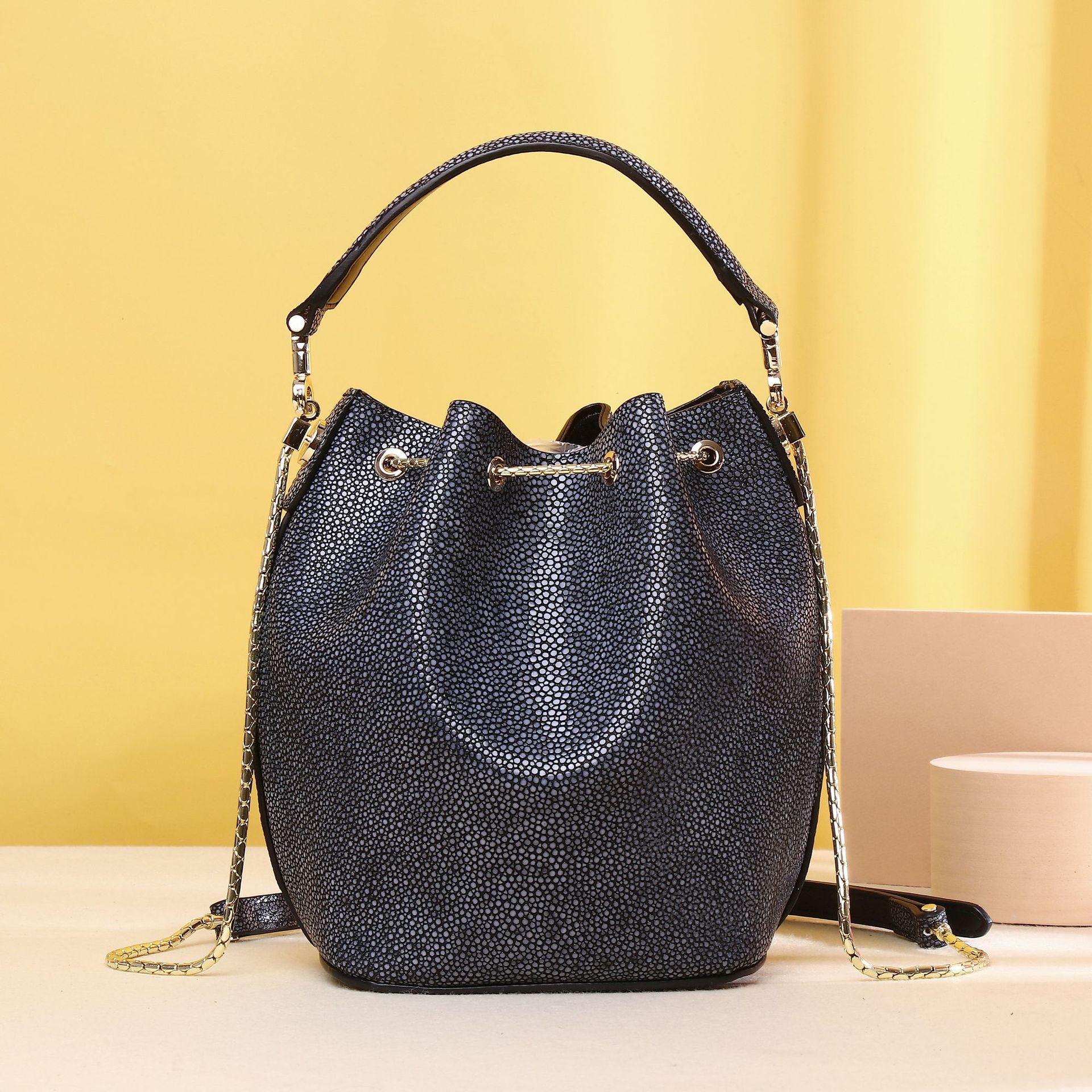 Túi bucket nữ da vân cá ngọc trai bóng cổ điển đeo chéo một vai chi tiết 2
