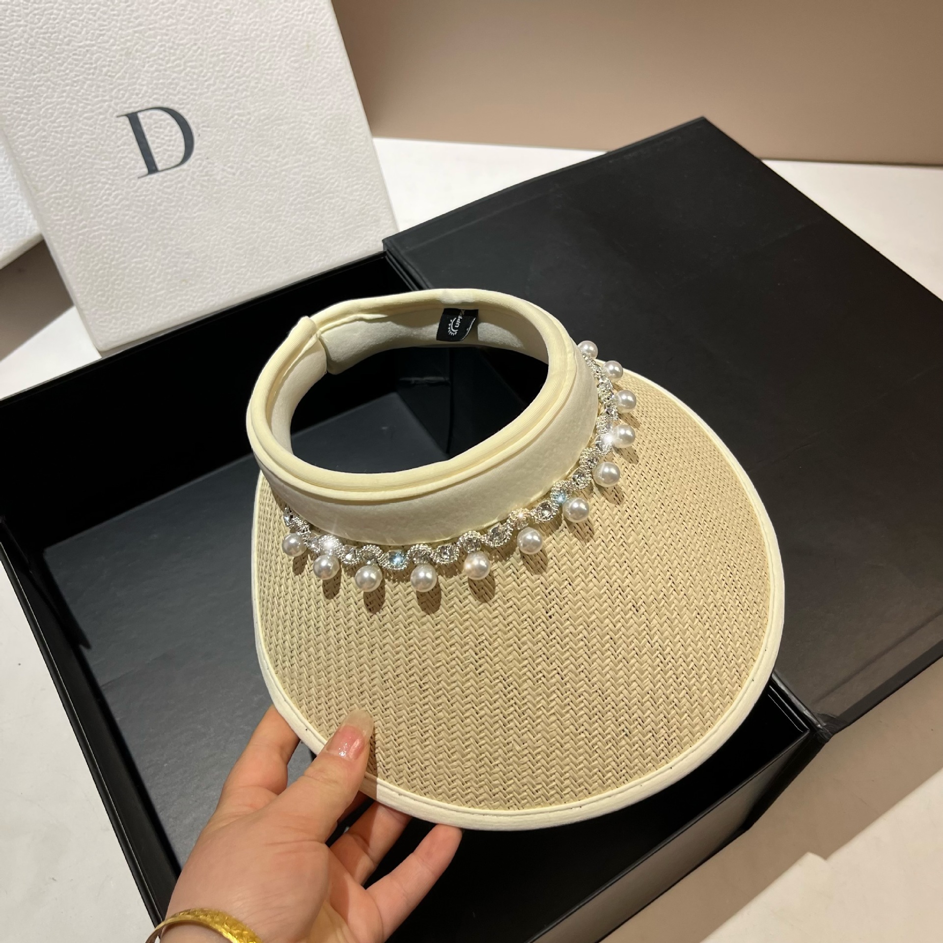 Korean version of Xiaoxiangfeng light luxury pearl rhinestone hollow top for women's summer outdoor travel, lightweight_voghion.com