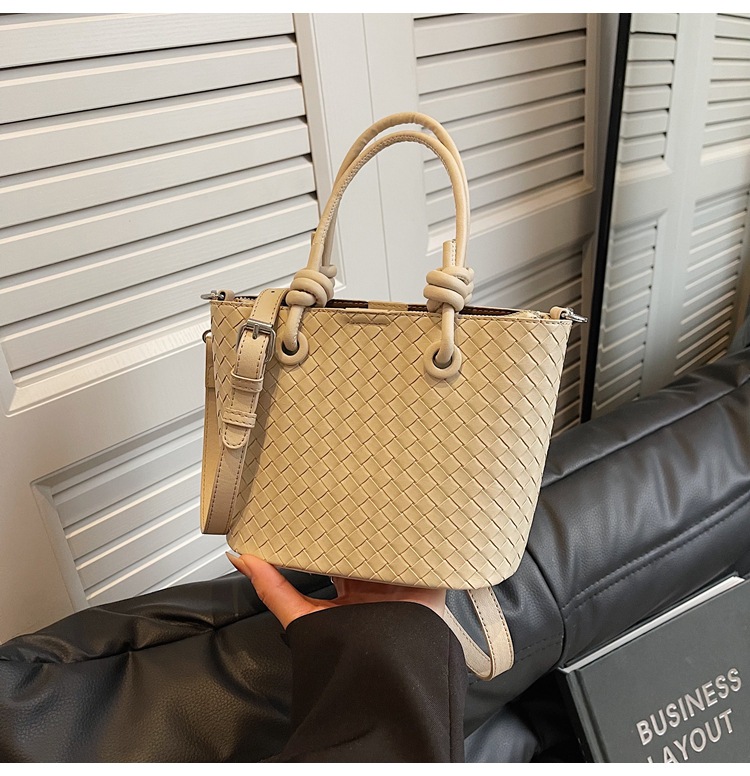 A simple and elegant bucket bag for women, a Korean-style single-shoulder bag for commuting to work in 2025, a new trendy and fashionable crossbody bag undefined