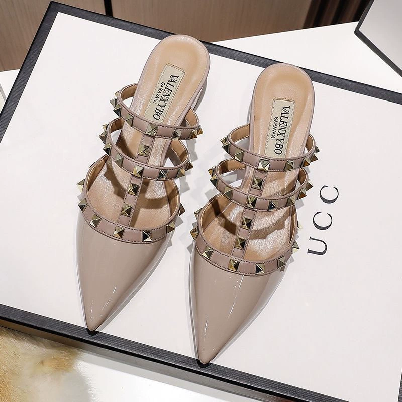 Новые стильные сандалии на платформе с заклепками, черные лакированные, на толстом каблуке, с острым носком, средний каблук, удобные полусандалии для весны и лета 2025 года