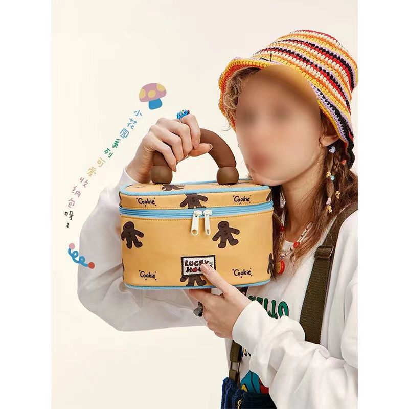 小花園かわいい少女は円筒化粧バッグを持って旅行して携帯して大容量の収納バッグを持っている|undefined
