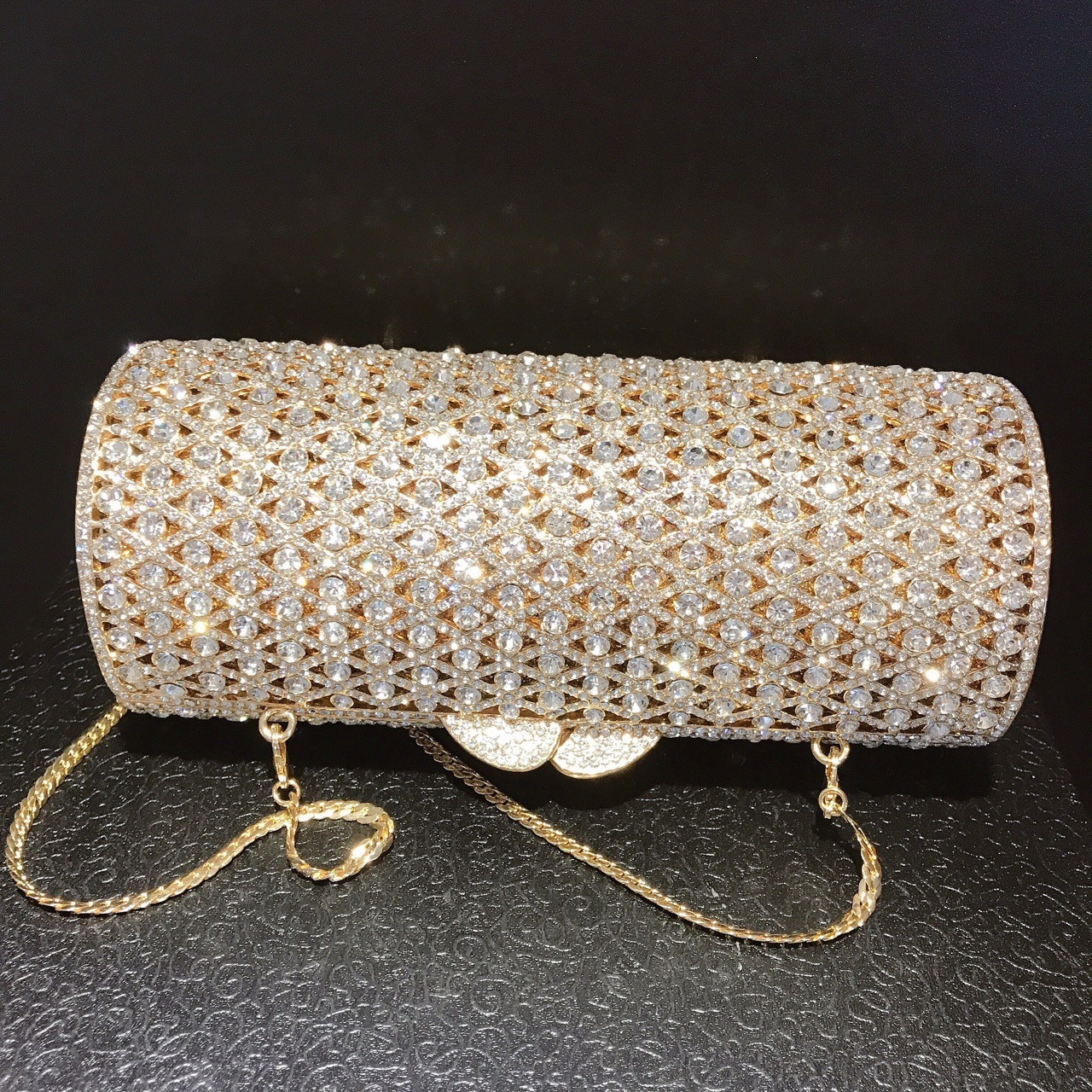 Nuevo paquete de cena de diamante cilíndrico transfronterizo bolsas de diamante de banquete europeas y estadounidenses bolsas de mano de metal vacío caja dura llena de bolsas de diamantes