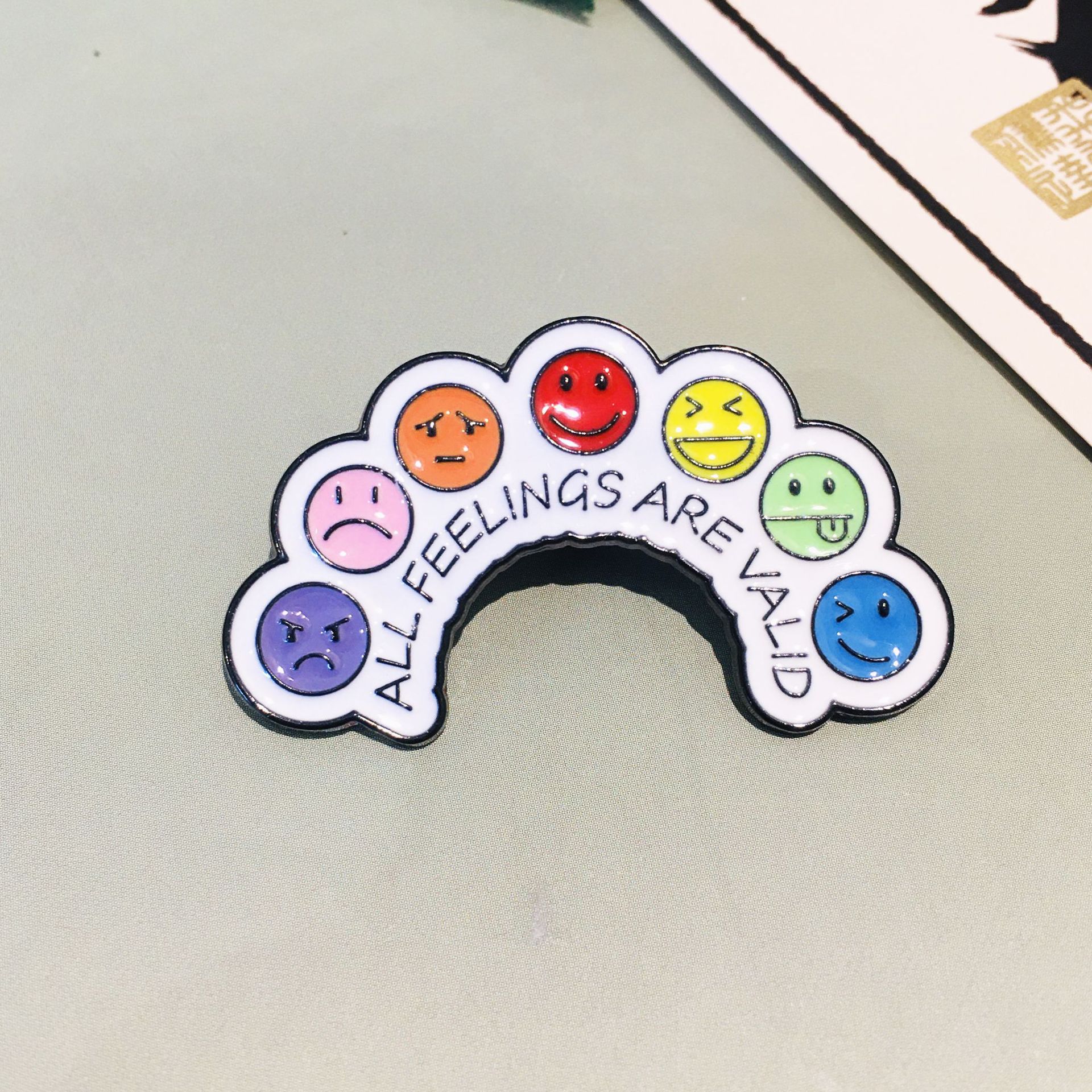 Broche de conversión de estado de ánimo europeo y americano Personalidad Deslizable Electricidad social Emoji Insignia de metal Accesorios de joyería femenina Pin