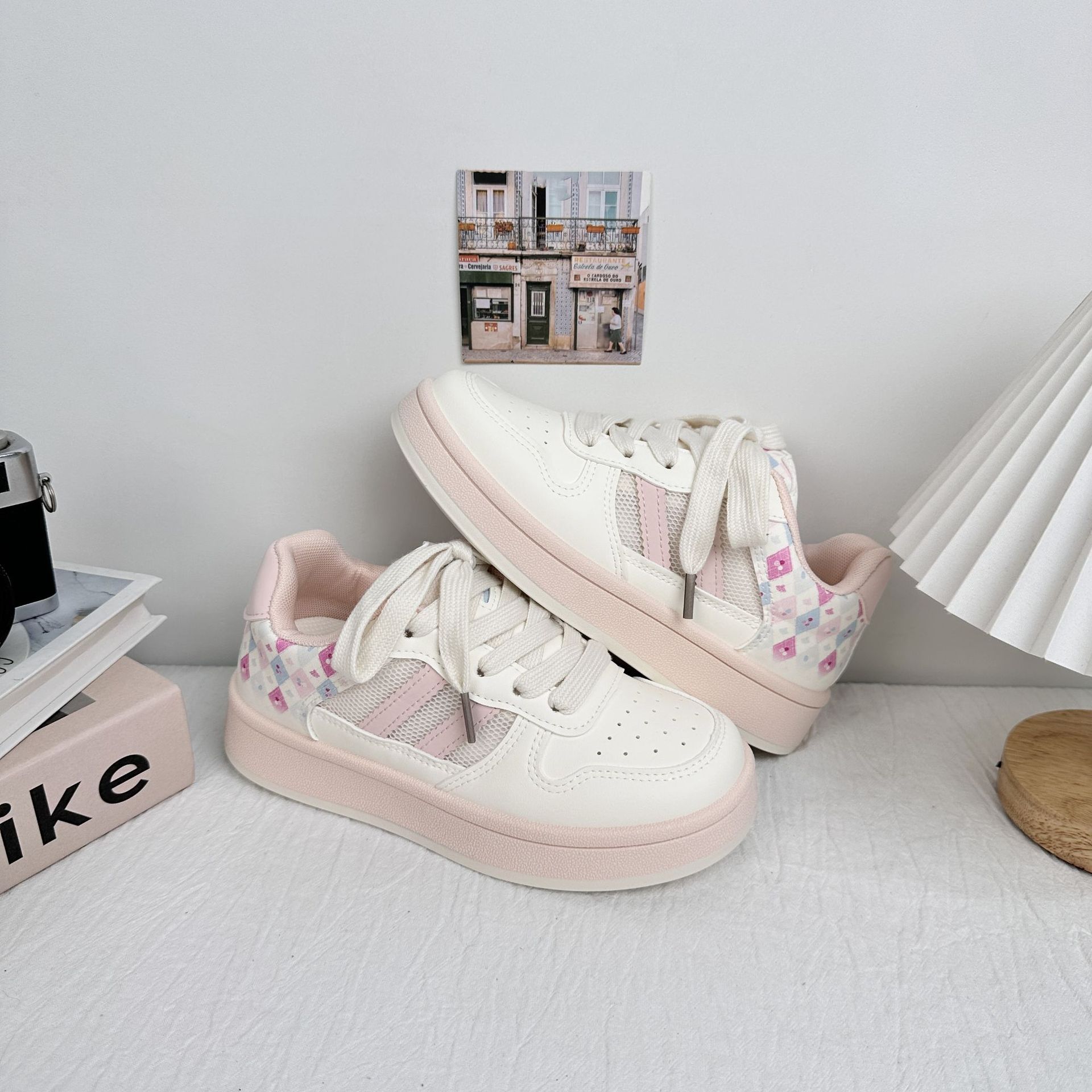 Zapatos de mujer frescos de fondo grueso de ondas distantes 2025 verano nuevos zapatos de skate dulces y lindos, zapatos de malla transpirables pequeños zapatos blancos