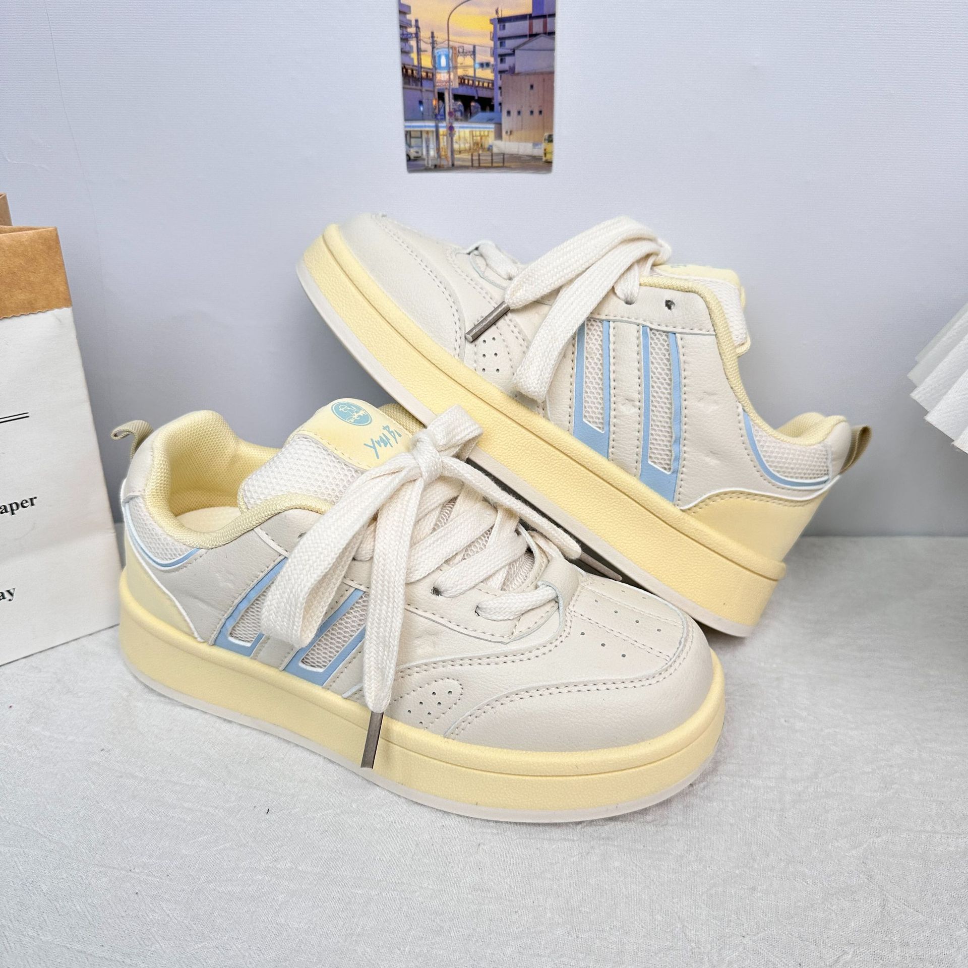 Yuanbo versión coreana de zapatos de pan de color caramelo para mujer 2025 primavera nuevas zapatillas deportivas retro zapatos blancos de moda para el cabello
