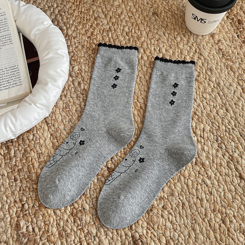 Calcetines coreanos con encaje gris, flores y conejo bordado, diseño vintage y encantador.