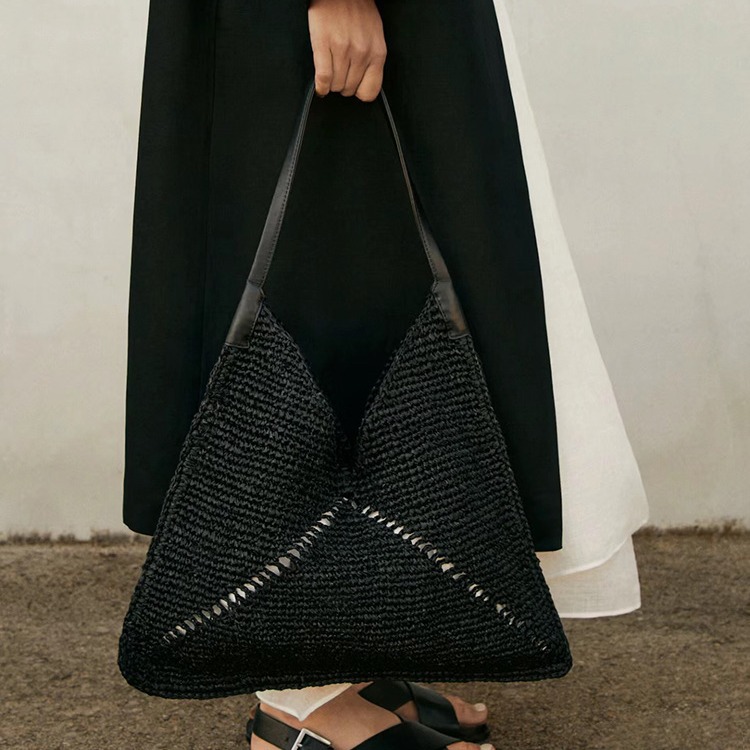 Instagram-Influencer mit dem gleichen Auto, das eine faltbare Handtasche aus Stroh mit einer Schulter, eine gewebte Tasche, einen Strandurlaub näht_voghion.com