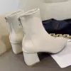 Молочно-белый