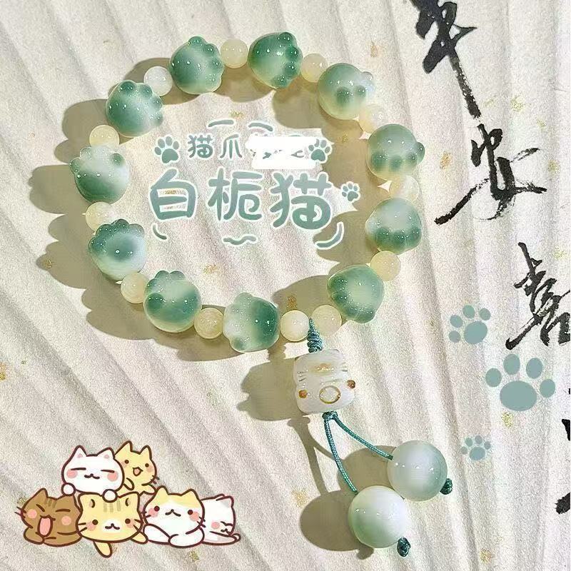 花の前にある小さなライムの招き猫ブレスレット、猫の足、手持ちの仏珠、見栄えの良いブレスレット|undefined