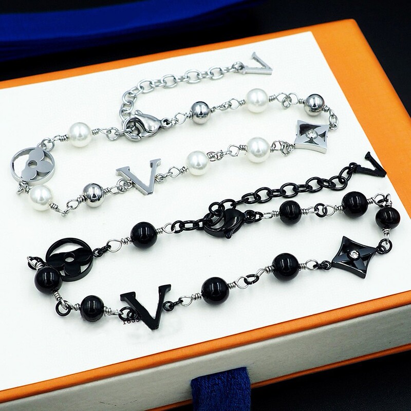 European and American Cross-Border Donkey V Letter Round Four-Leaf Flower Pearl Bracelet Couple Style Double Flower Pearl Bracelet Wholesale