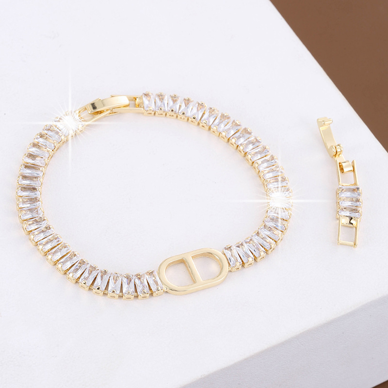 European and American light luxury inlaid zircon bracelet digital 8-shaped hollow design copper bracelet simple temperament women's jewelry European and American light luxury inlaid zircon bracelet digital 8-shaped hollow design copper bracelet simple temperament women's jewelry