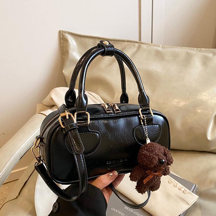 Bolsa de bolos super caliente popular de este año para mujeres 2025, nueva bolsa de hombro de tendencia universal, bolso de mano de estilo extranjero.