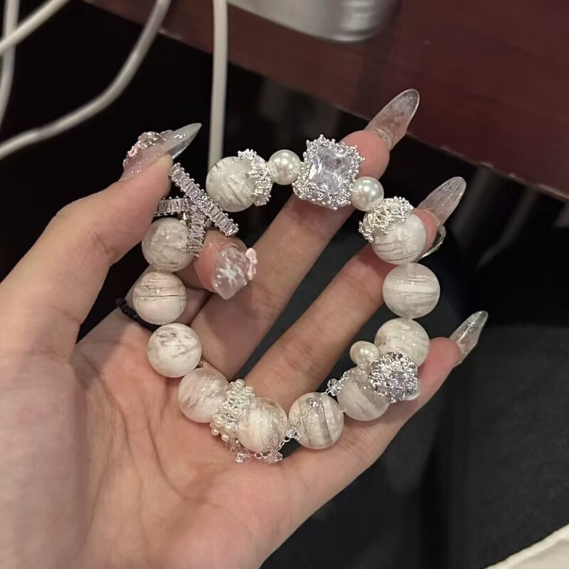 "Snowflake Ghost" White Beaded Bracelet for Women, Classy, Exquisite, Fashionable, Whitening, Slimming Look and High-Looking Niche Design "Snowflake Ghost" White Beaded Bracelet for Women, Classy, Exquisite, Fashionable, Whitening, Slimming Look and High-Looking Niche Design