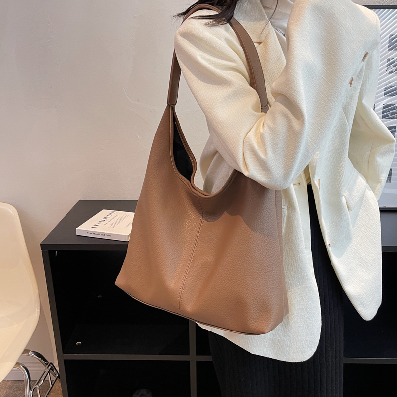 Bolso de viaje simple de gran capacidad para mujeres 2024 nuevo bolso de hombro casual versátil popular bolso retro ultrafuego