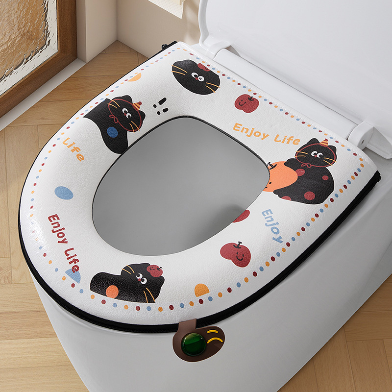 香薫はトイレマットを手にして、四季通用防水汚れに強いトイレットマットの便座の座布団を持っている|undefined