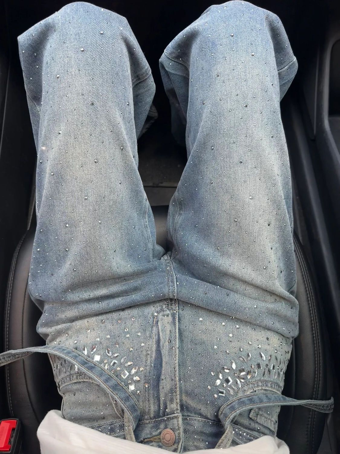Damjeans med rak passform och hög midja med strassdetaljer_voghion.com