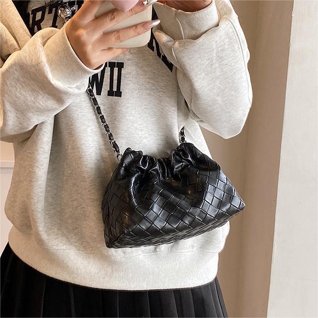 Nicho Zhong bolso de tejido casual para mujeres 2024 verano nueva moda versátil bolso de hombro bolso de cubo de cadena plegada