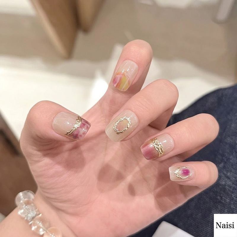 Short-length wearable nails with niche hand-painted embossed designs, high-end feel, simple blush-colored manicure nails