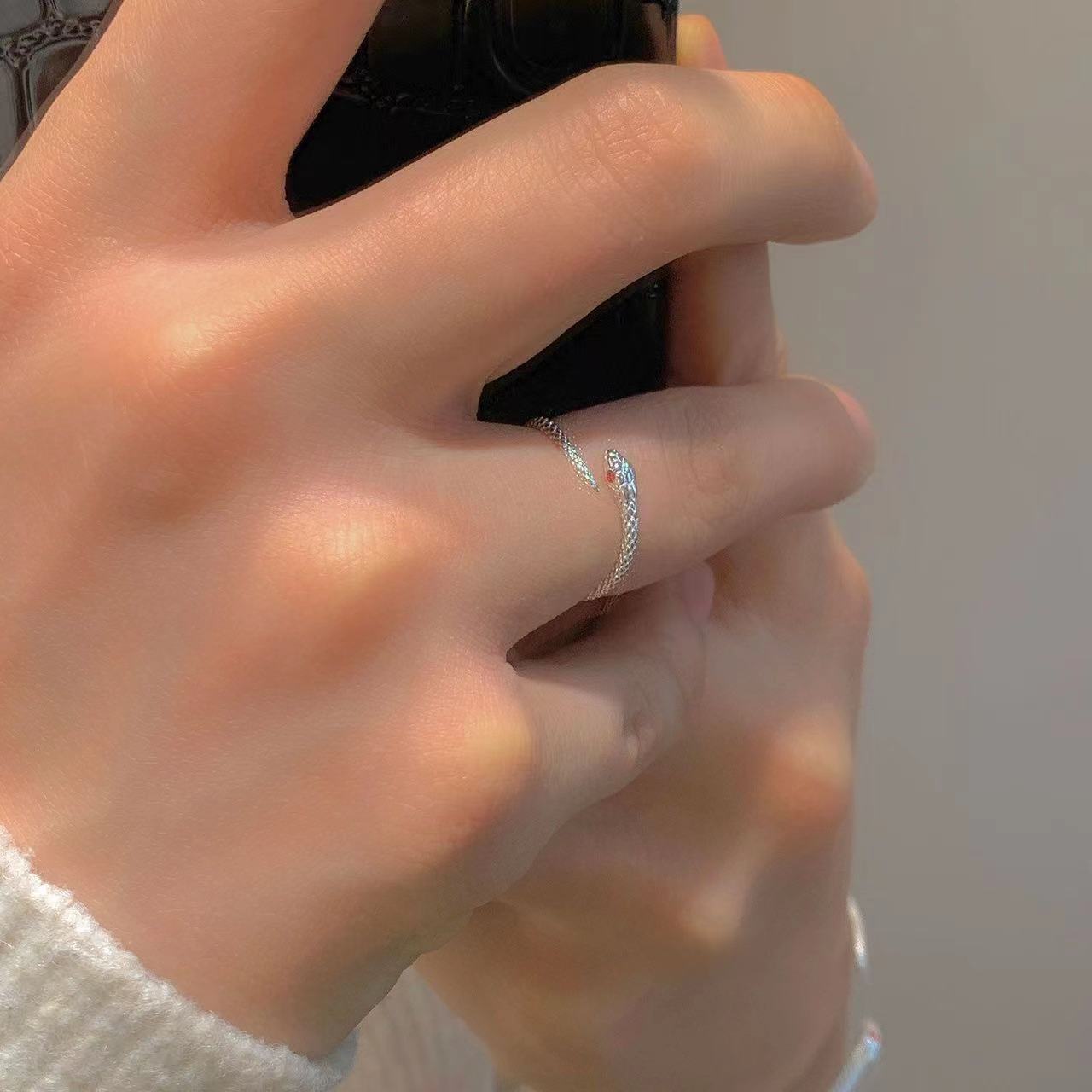 Minimalistisk ormring med röda ögon designersmycke_voghion.com