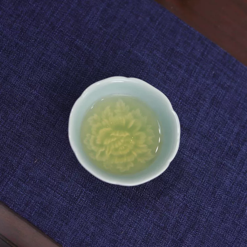 Кунг-фу чайный набор оптом Гуколоновая чаша чайная Ceramics Celadon Bean Green тиснение Пионовая чашка чая