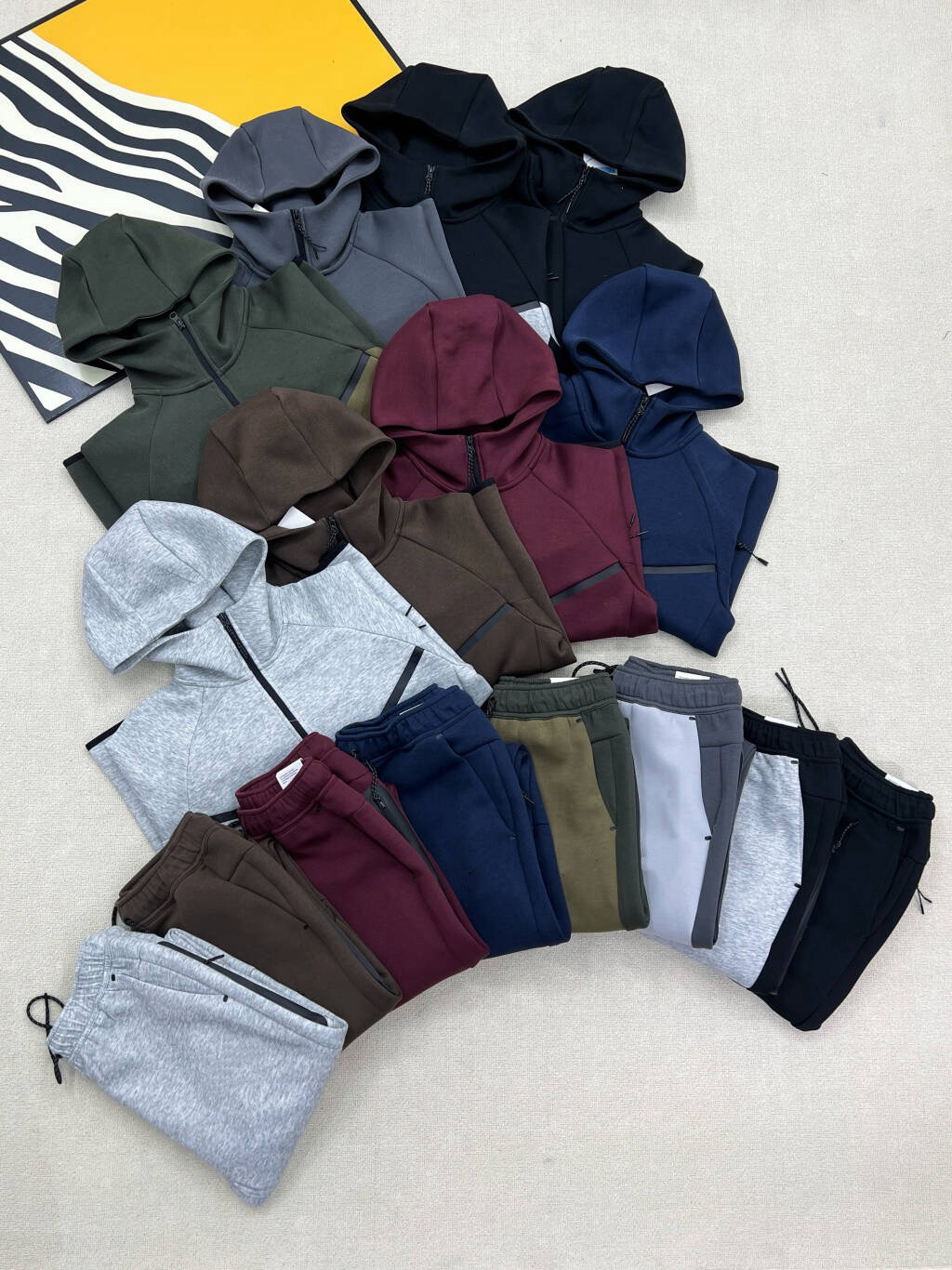 25春秋カジュアルスポーツラミネートTECH FIEECEテクノロジージッパースーツジャケットとスウェットパンツ950+496