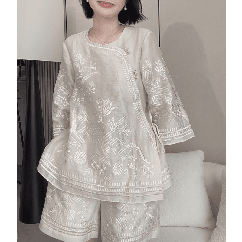 New Chinese-style 2026 summer collection: a set featuring a heavily embroidered linen top with three-quarter sleeves and casual shorts, designed for women